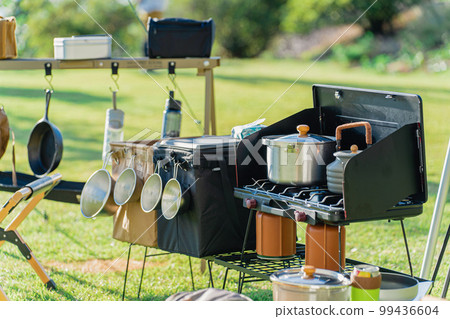 露營地安裝的露營設備和戶外設備 99436604