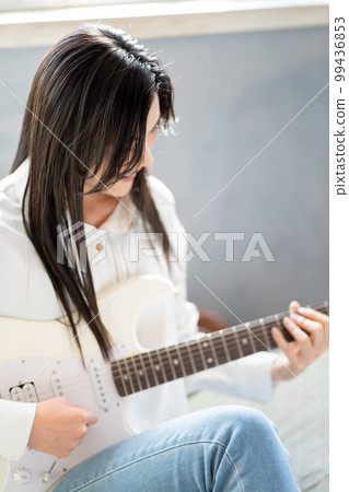 年輕女子肖像(電吉他) 年輕女子肖像(電吉他) 99436853