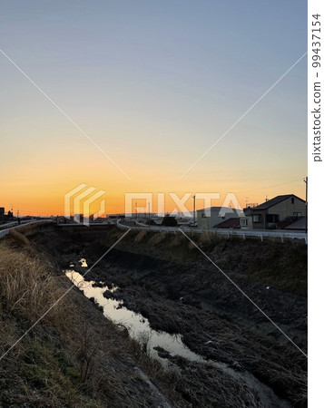 大阪府高槻市角江町美麗的晨景 99437154
