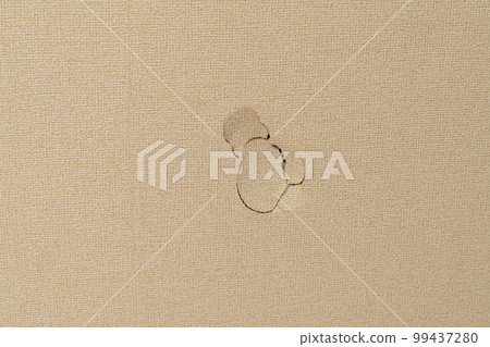 Hole in the wall 99437280