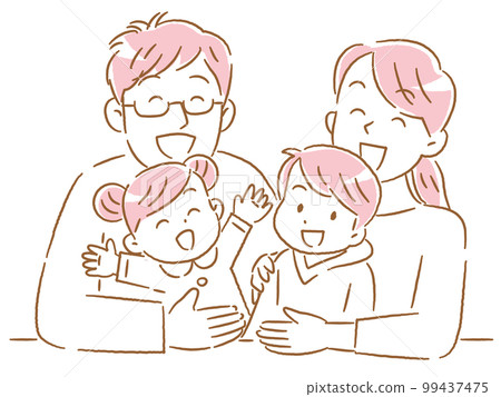一對年輕夫婦，有兩個孩子 一家四口 99437475