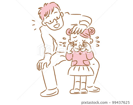 安慰一個哭泣的女孩的年輕爸爸 99437625