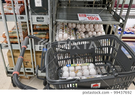 雞蛋，飛漲的價格，社會問題背景素材 99437692