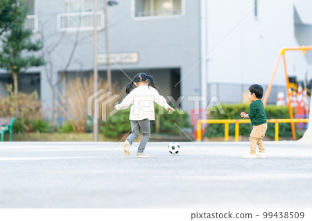 姐妹們在公園裡玩 99438509