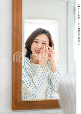 contact lens female mirror contact lens female mirror 99438516