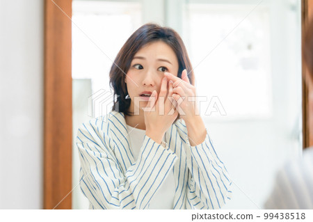 contact lens female mirror 99438518
