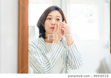 contact lens female mirror contact lens female mirror 99438519