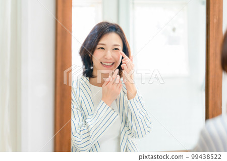 contact lens female mirror contact lens female mirror 99438522