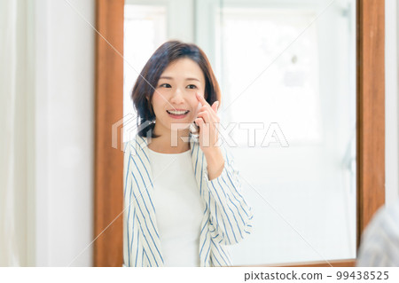 contact lens female mirror contact lens female mirror 99438525
