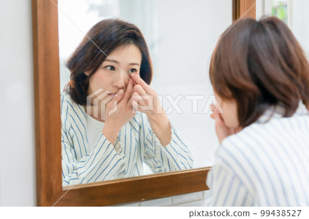 contact lens female mirror contact lens female mirror 99438527