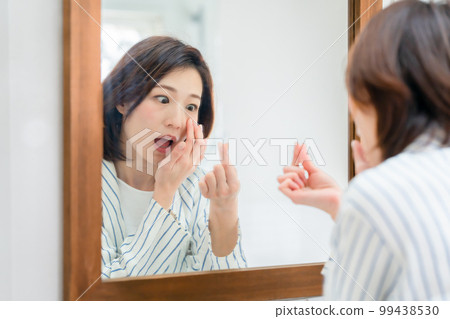 contact lens female mirror contact lens female mirror 99438530