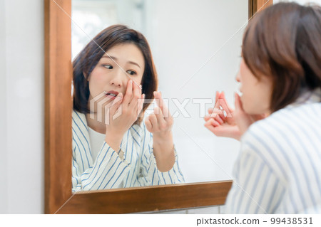 contact lens female mirror contact lens female mirror 99438531