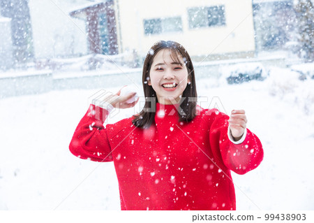 雪地裡笑笑的女人 雪地裡笑笑的女人 99438903