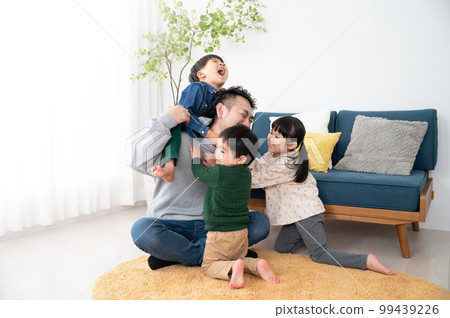 Papas who are mobbed by children on holidays Raising children is very difficult 99439226