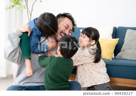 Papas who are mobbed by children on holidays Raising children is very difficult 99439227