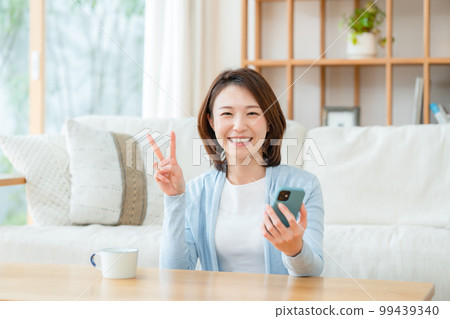 一個有智能手機和平的中年婦女 99439340