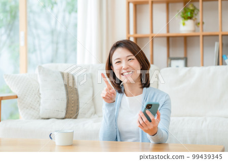 一位拿著智能手機指著的中年婦女 99439345