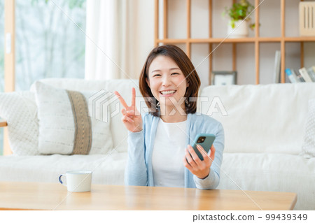 一個有智能手機和平的中年婦女 99439349