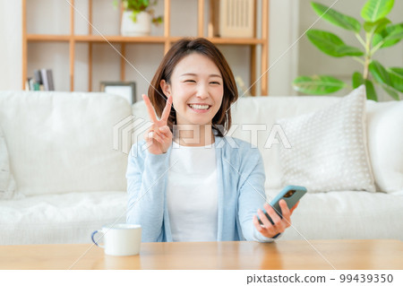 一個有智能手機和平的中年婦女 99439350