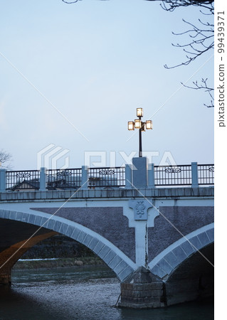 北陸般的冬季輕雲和淺野川大橋｜石川縣金澤市 99439371