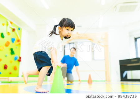 幼兒做穿梭跑 99439739