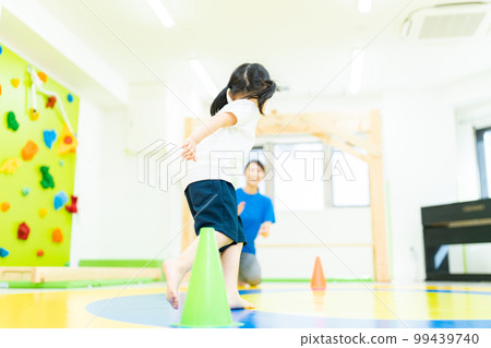 幼兒做穿梭跑 99439740