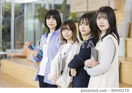 休閒商務形象年輕女性 休閒商務形象年輕女性 99440279