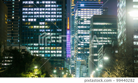 從建築物之間看到的城市夜景“東京”東京塔 從建築物之間看到的城市夜景“東京”東京塔 99440282