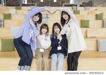 休閒商務形象年輕女性製作心形 99440918