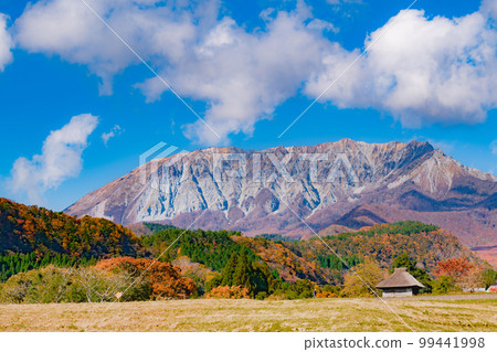 Mt. Daisen and thatched huts during the fall foliage season seen from your desk 99441998