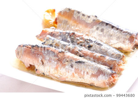 油沙丁魚配用橄欖油醃製的新鮮沙丁魚 99443680