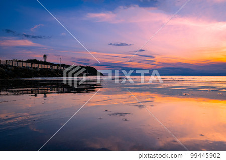 Reflection of Enoshima and evening scenery from Kugenuma coast Reflection of Enoshima and evening scenery from Kugenuma coast 99445902
