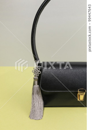 collection of korean traditional objects_handbag decorated with a Norigae 99447643