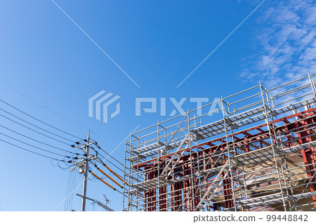 Steel frame, scaffolding, blue sky Steel frame, scaffolding, blue sky 99448842