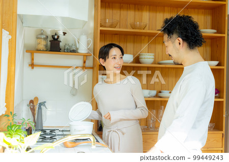 廚房裡的中間夫婦 99449243