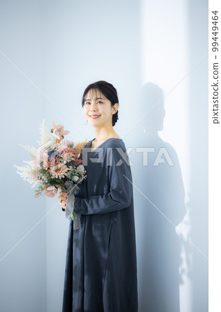 拿著花束的女人 拿著花束的女人 99449464