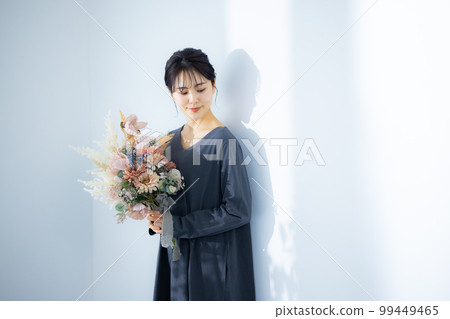 拿著花束的女人 99449465
