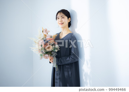拿著花束的女人 拿著花束的女人 99449466