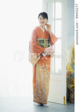 一個穿著橙色訪問禮服的女人 99450277