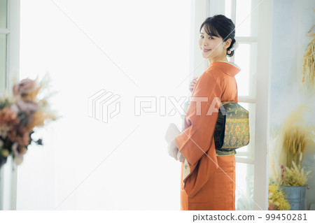 一個穿著橙色訪問禮服的女人 99450281