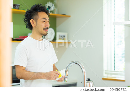 一個男人在做家務 99450781