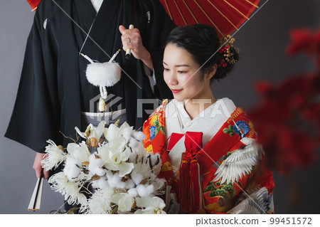 Bride and groom in color 99451572