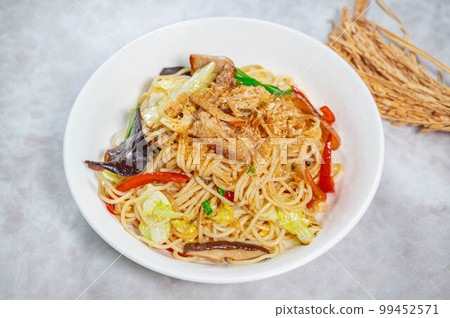 用米粉面條和鹽漬炒麵製成的炒麵 用米粉面條和鹽漬炒麵製成的炒麵 99452571