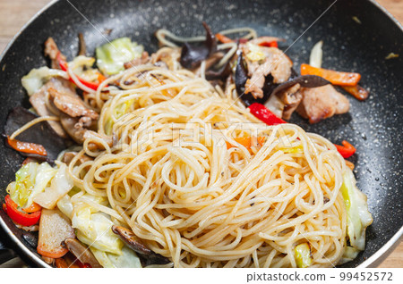 用米粉面條製成的鹽炒麵 99452572