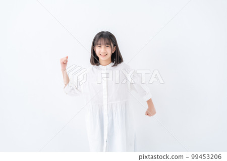 運行白色背景的女孩 99453206