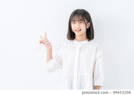 女孩和平白色背景 99453208