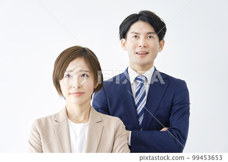 一個女商人和一個商人的肖像，雙臂交叉，白色背景 99453653