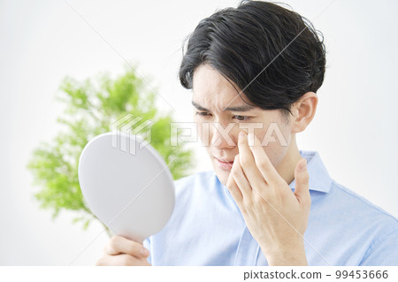man looking in the mirror 99453666