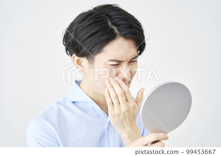 一個男人在鏡子裡看著自己的眼睛 白色背景 99453667