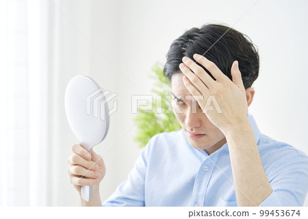 男人擔心照鏡子看自己的頭髮 99453674
